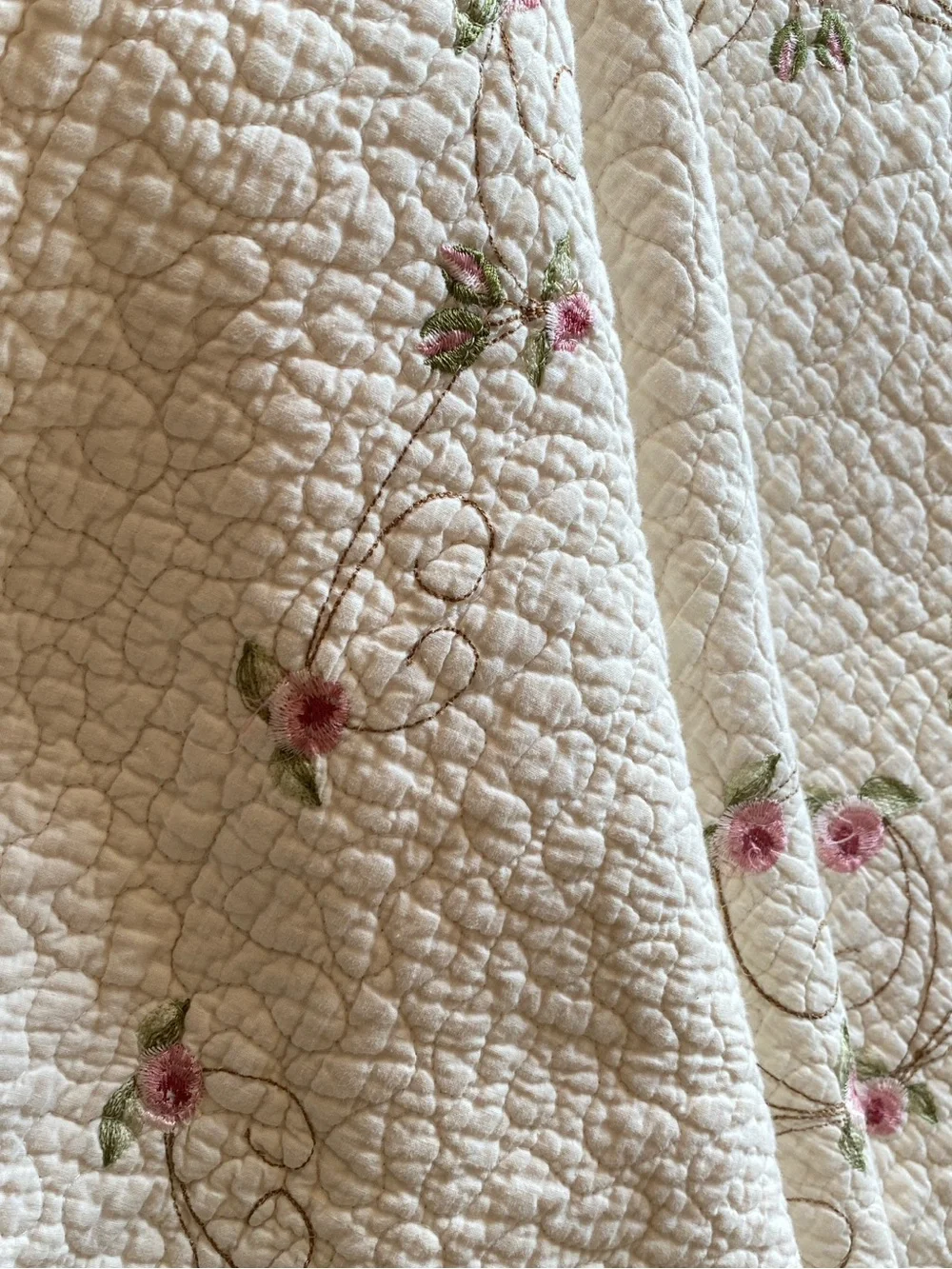 QUILT QUEEN KING ORGANIC COTTON FLORAL EMBROIDERY WHITE CREAM PINK